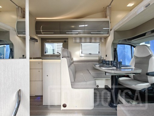 Interiér obytného vozu nobelART A-7000 Elegance - modelový rok 2025.