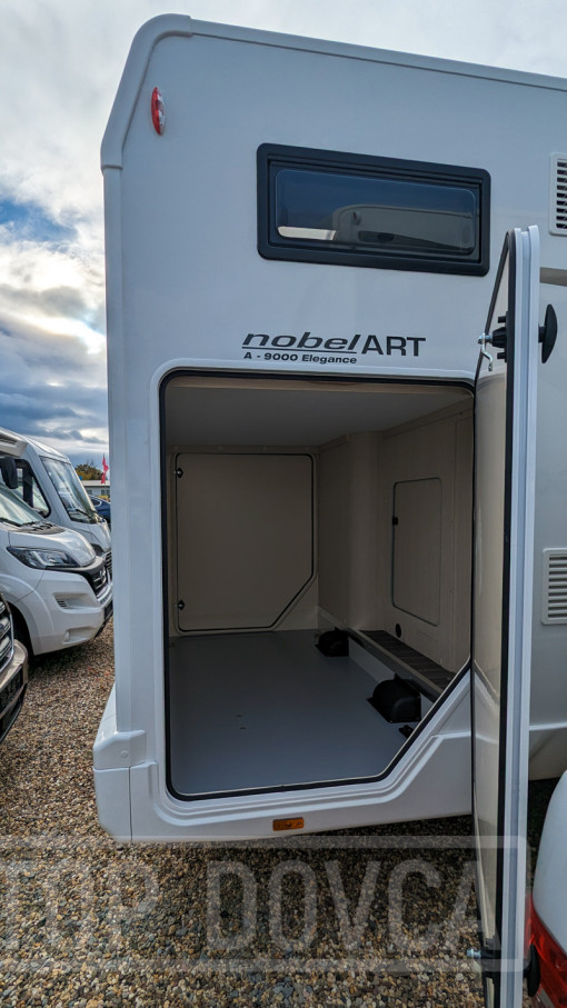 Prostorná garáž obytného vozu Ford Transit nobelART A9000 Elegance - model 2024