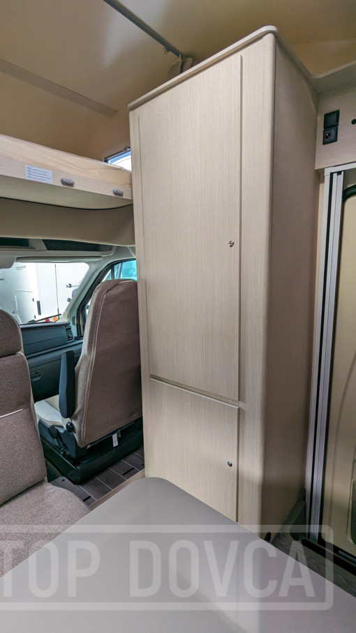 Šatní skříň v iteriéru obytného vozu Ford Transit nobelART A9000 Elegance - model 2024