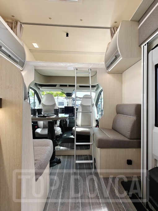 Interiér obytného vozu nobelART A-7000 Elegance - modelový rok 2025.