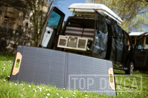 VW Transporter T5 s přenosným solárním panelem 100W