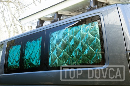 VW Transporter T5 s termoizolačními clonami na všech oknech