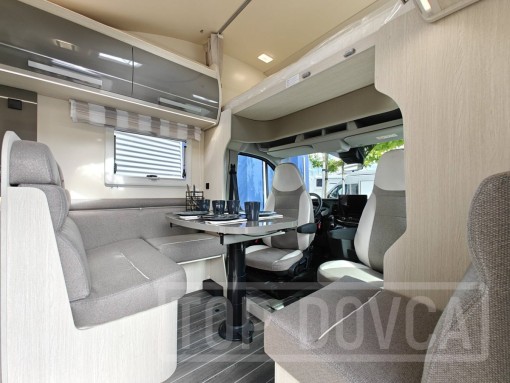 Interiér obytného vozu nobelART A-7000 Elegance - modelový rok 2025.