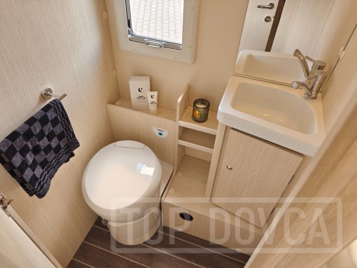 Interiér obytného vozu nobelART A-7000 Elegance - modelový rok 2025.